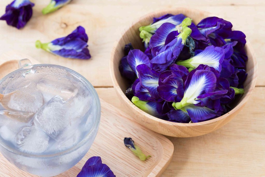 pea flowers drink with pea flowers on wooden backg 2026 01 11 10 33 50 utc (1)